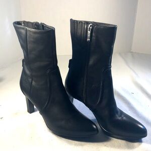 Aquatalia  Women’s Renisa Black Leather Zip 3 Inch Heel Ankle Boots Size 5 1/2